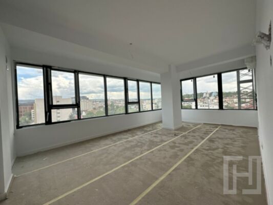 Apartament 4 camere, finisat, cu parcare, in Ansamblul Maurer-Central