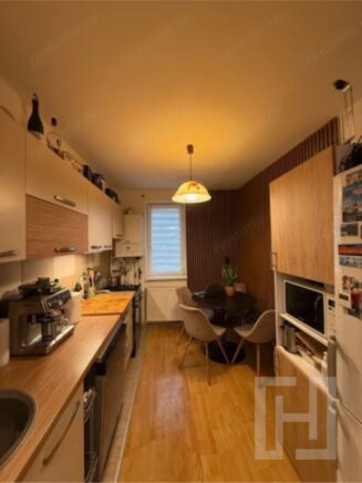 Apartament 3 camere, decomandat, etaj 3, zona Baisoara