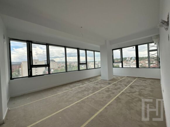 Apartament 4 camere, finisat, cu parcare, in Ansamblul Maurer-Central