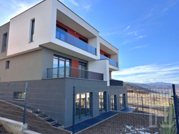 Casa tip duplex dispusa pe 3 niveluri, situata in Floresti- zona Vivo